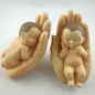 Preview: Baby Figuren in schützender Hand. 6 cm
