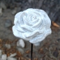 Preview: Grab Rosenblüten Figur, Rose am Metallstab als Deko Stecker