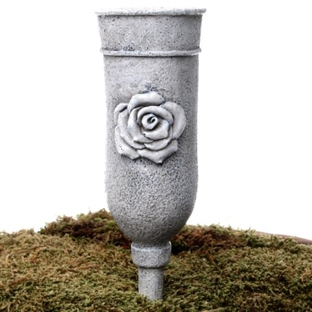 Grabvase mit Rosenblüte