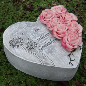 Grabherz In stillem Gedenken mit beeisten Rosen