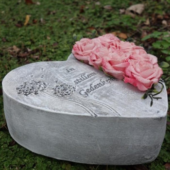 Grabherz In stillem Gedenken mit beeisten Rosen