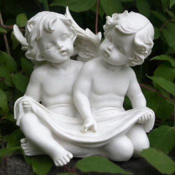 Engelpaar Figur Engel mit Tuch. B 13cm.