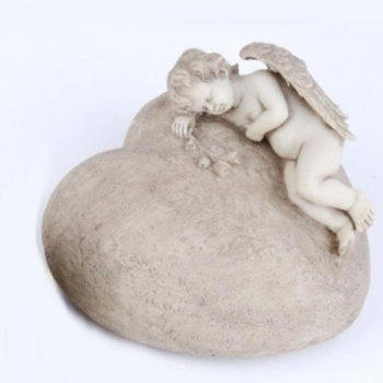 Schlafende Engel Figur auf Herz