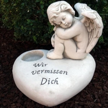 Engelfigur auf Herz sitzend mit Inschrift