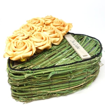 Grabherz mit terracotta farbenen Kunstrosen