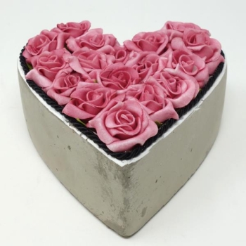 Grabgesteck Herz Beton mit Rosen und Kordel