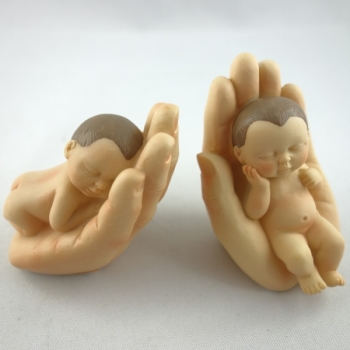 Baby Figuren in schützender Hand. 6 cm