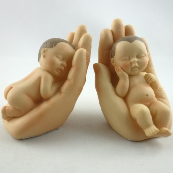 Baby Figuren in schützender Hand. 6 cm