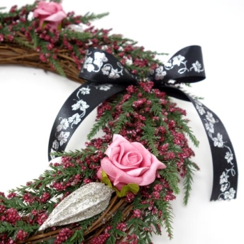 Geschmückter Trauerkranz mit Schaumrosen und Schleife