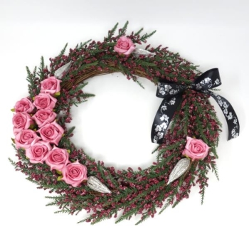 Geschmückter Trauerkranz mit Schaumrosen und Schleife