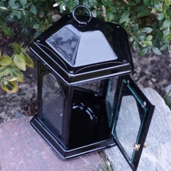 Stahlblech Laterne schwarz mit Glasscheiben.