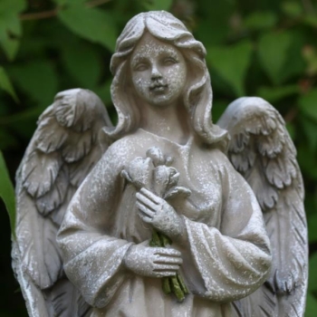 Grabengel Figur, Engel mit 3 Rosen in Hand. H 18cm