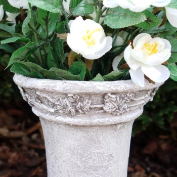 Grabvase mit weißen künstlichen Rosen