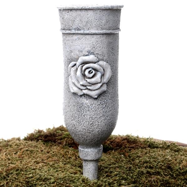 Grabvase mit Rosenblüte