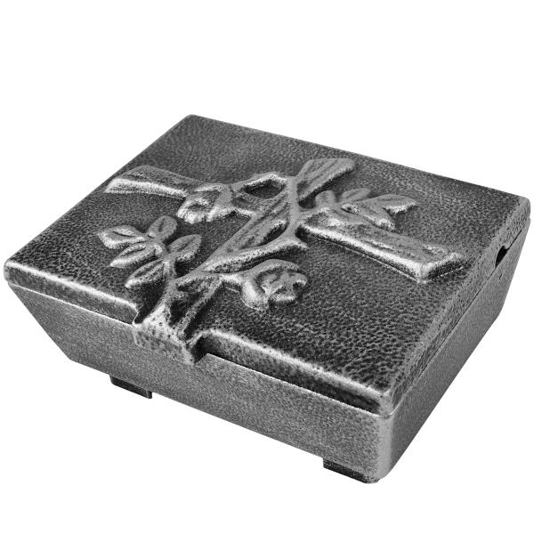 Kreuz und Ranken verziert