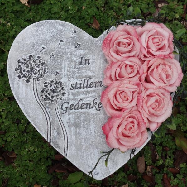 Grabherz In stillem Gedenken mit beeisten Rosen