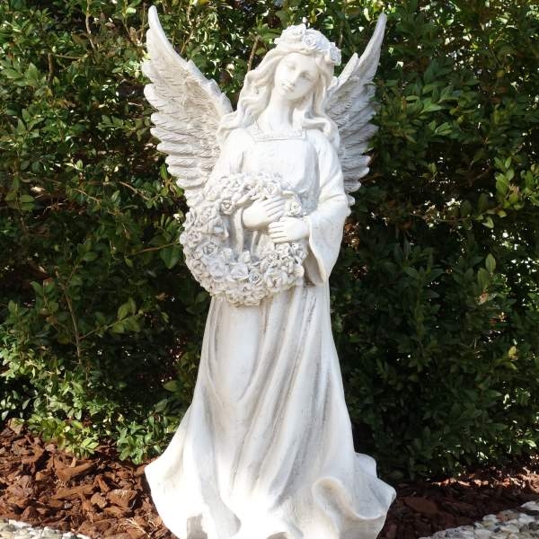 Große Engel Figur mit Blumenkranz