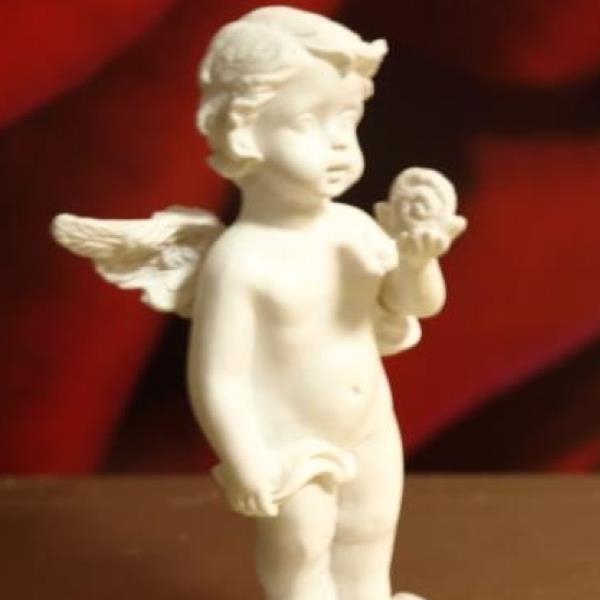 Engel mit Schnecke, weiße Engelfigur stehend. H 9cm