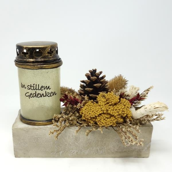 Fertiges Herbstgesteck mit Trauerlicht