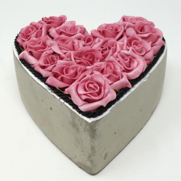 Grabgesteck Herz Beton mit Rosen und Kordel