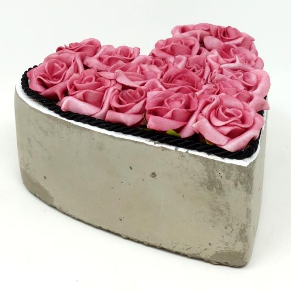 Grabgesteck Herz Beton mit Rosen und Kordel
