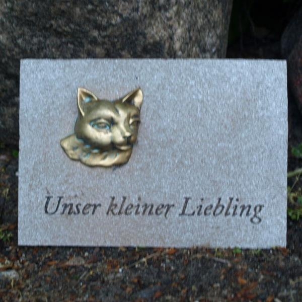 Stilvolle Grabplatte Katze, Inschrift Unser kleiner Liebling