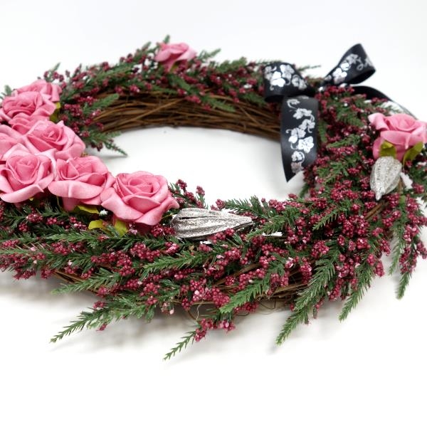 Geschmückter Trauerkranz mit Schaumrosen und Schleife