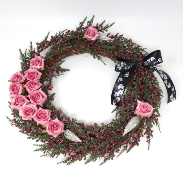 Geschmückter Trauerkranz mit Schaumrosen und Schleife