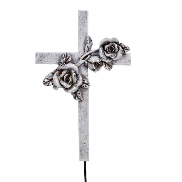 Deko Kreuz mit Rosenranke am Stab.