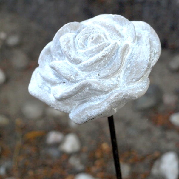 Grab Rosenblüten Figur, Rose am Metallstab als Deko Stecker