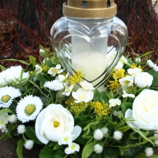 Frühlingsblumen Kranz mit Grabkerze
