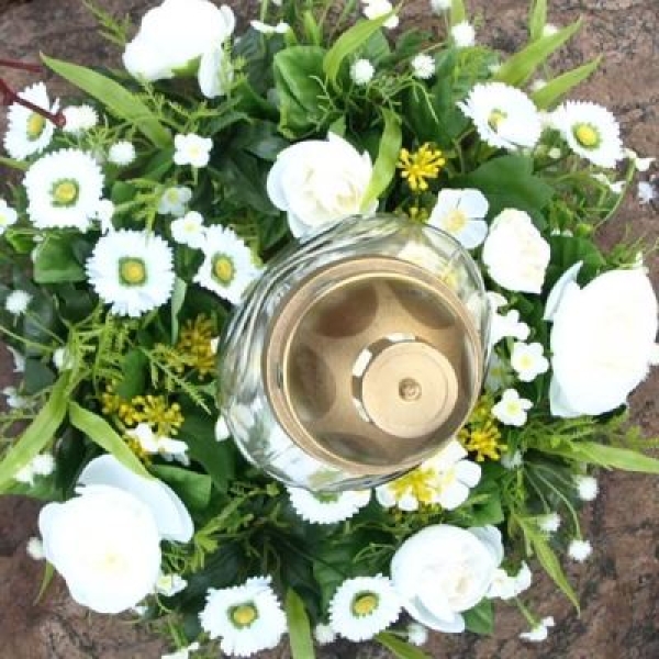 Fertiger Grabschmuck mit Trauerlicht und Frühlingsblumen