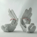 Baby Engel mit rosa Blütenkranz in Feder liegend. 2 Modelle