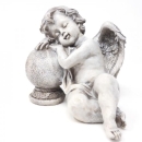 Grabengel Figur auf Kugel.