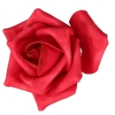 Rote Rosenblüten für die Grabdekoration