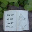 Inschrift mit Hände betend